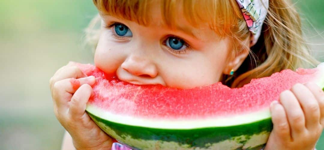 Niña comiendo fruta Niña comiendo fruta